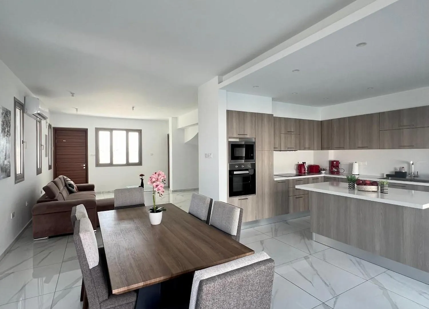 Hubstay - Seaview Villa Oriana In Larnaca, 10 Min Walk To The Beach Cyprus