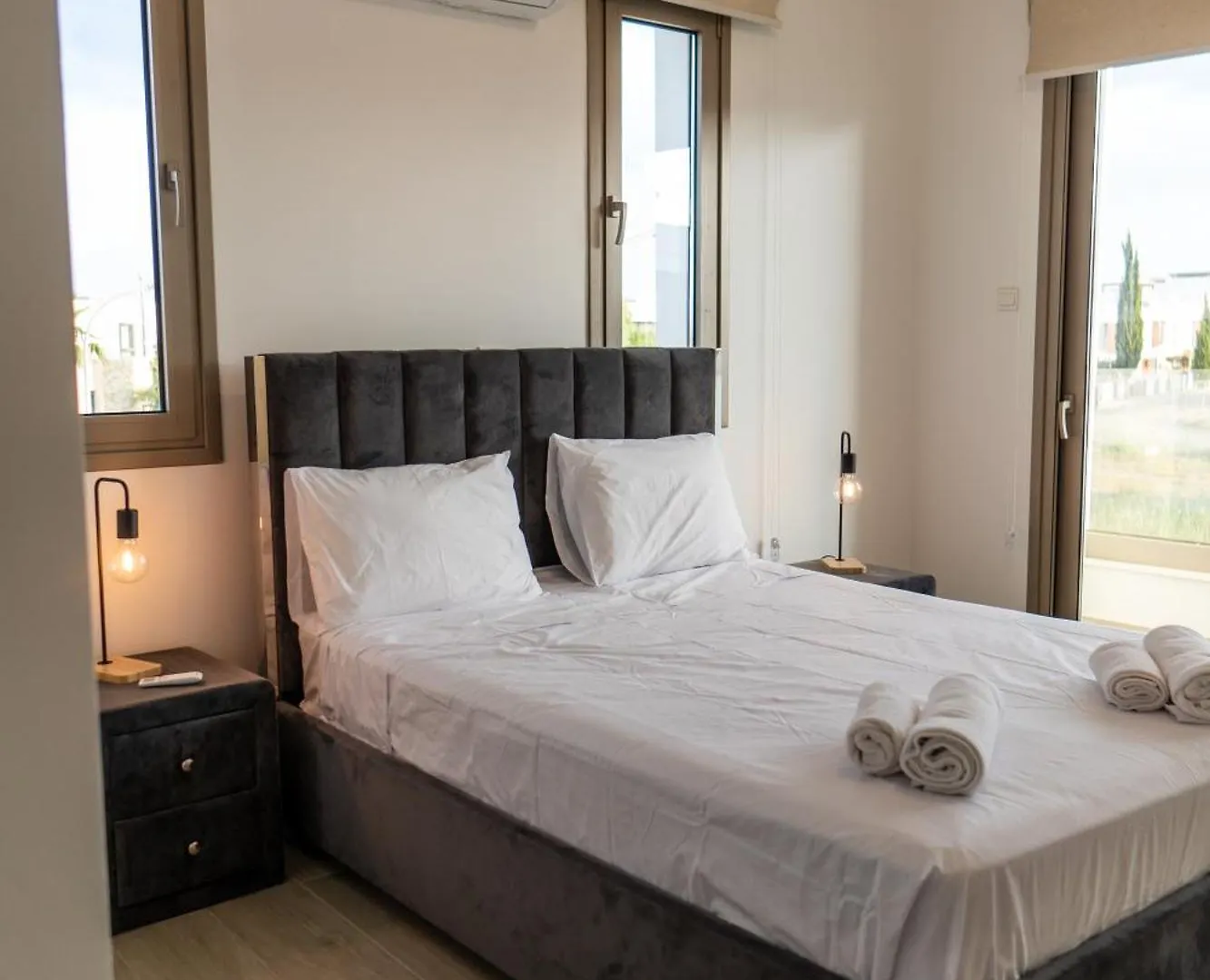 Hubstay - Seaview Villa Oriana In Larnaca, 10 Min Walk To The Beach  Larnaca